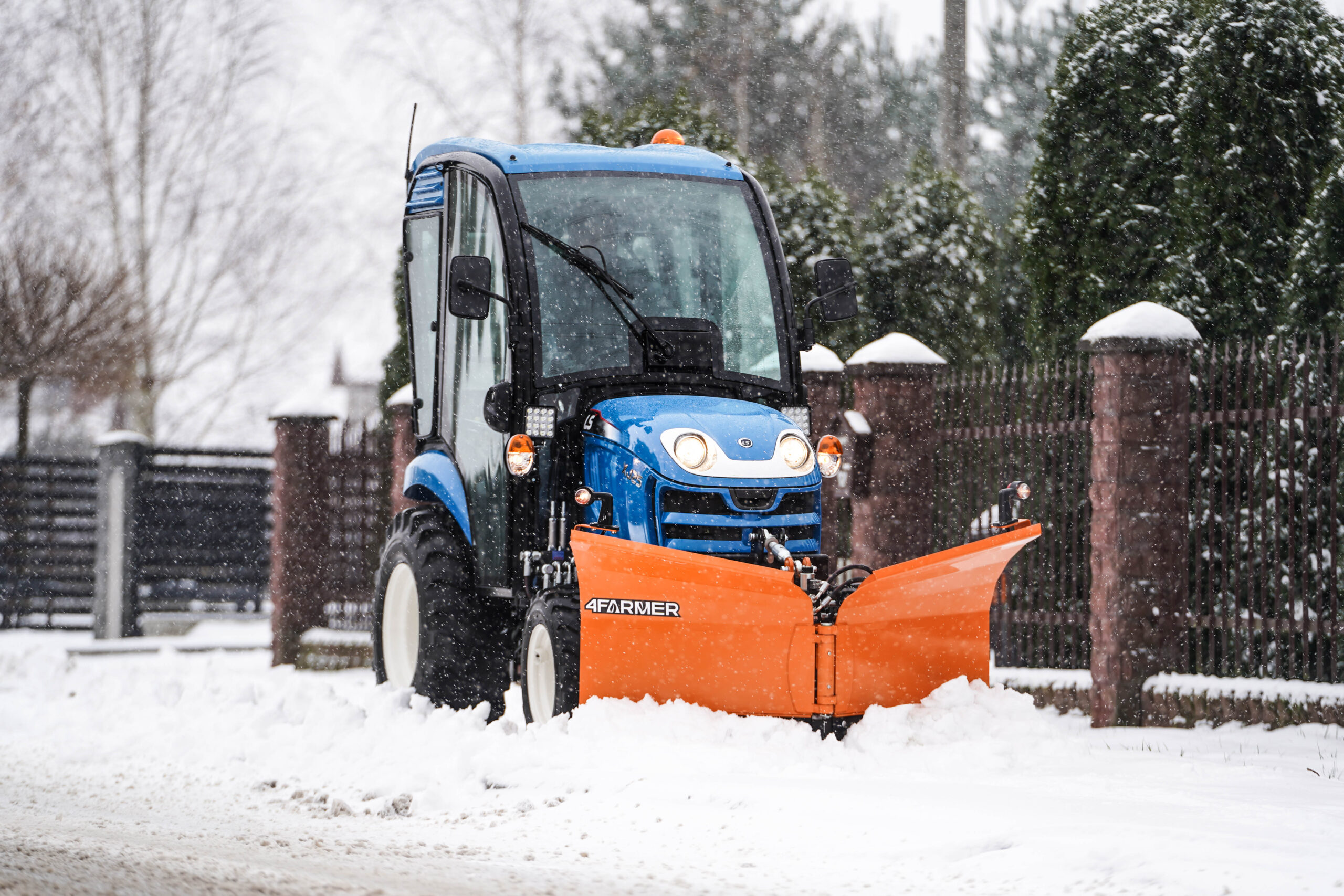 Effective pavement clearing – with the LS Tractor XJ25, it’s possible!