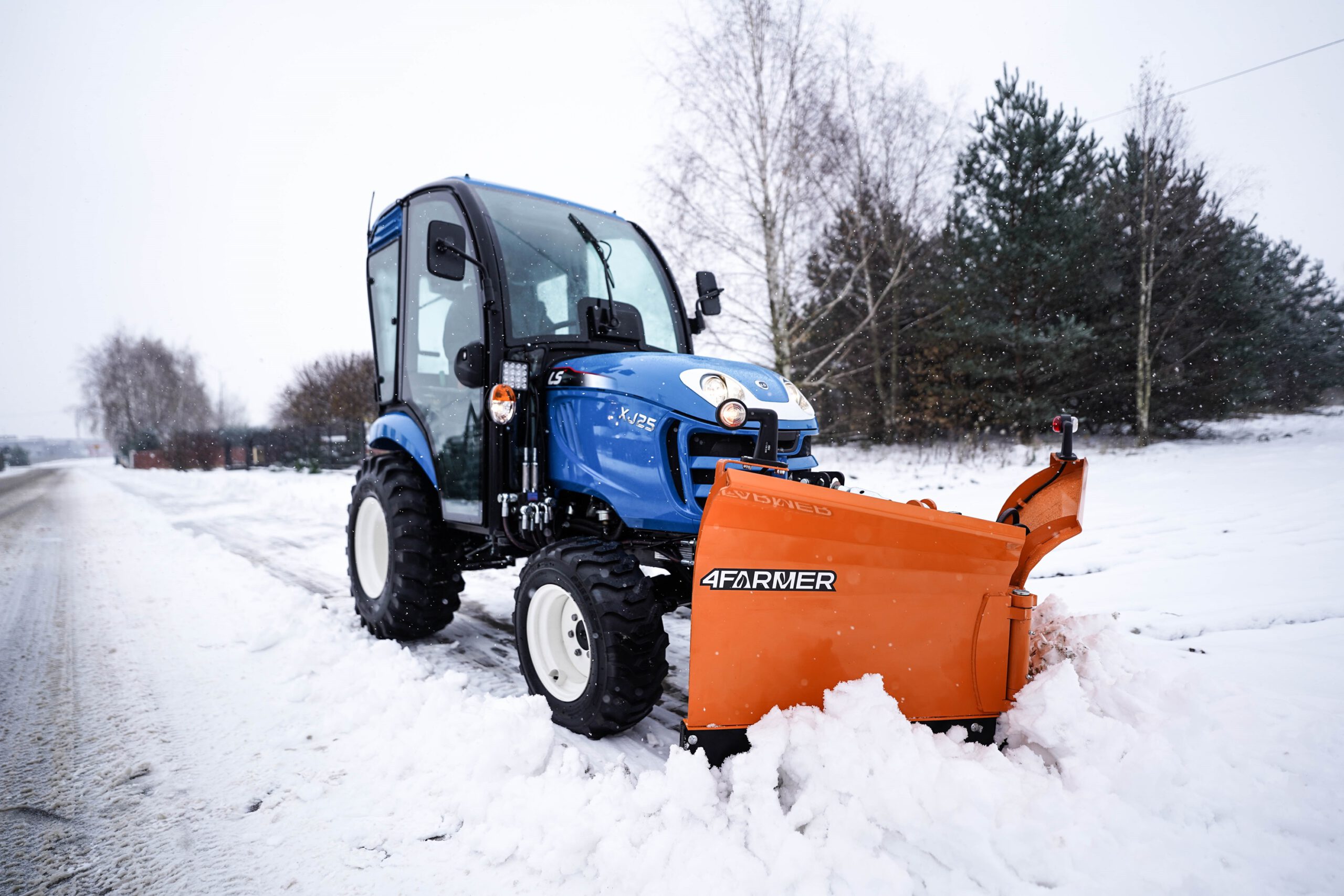 Effective pavement clearing – with the LS Tractor XJ25, it’s possible!